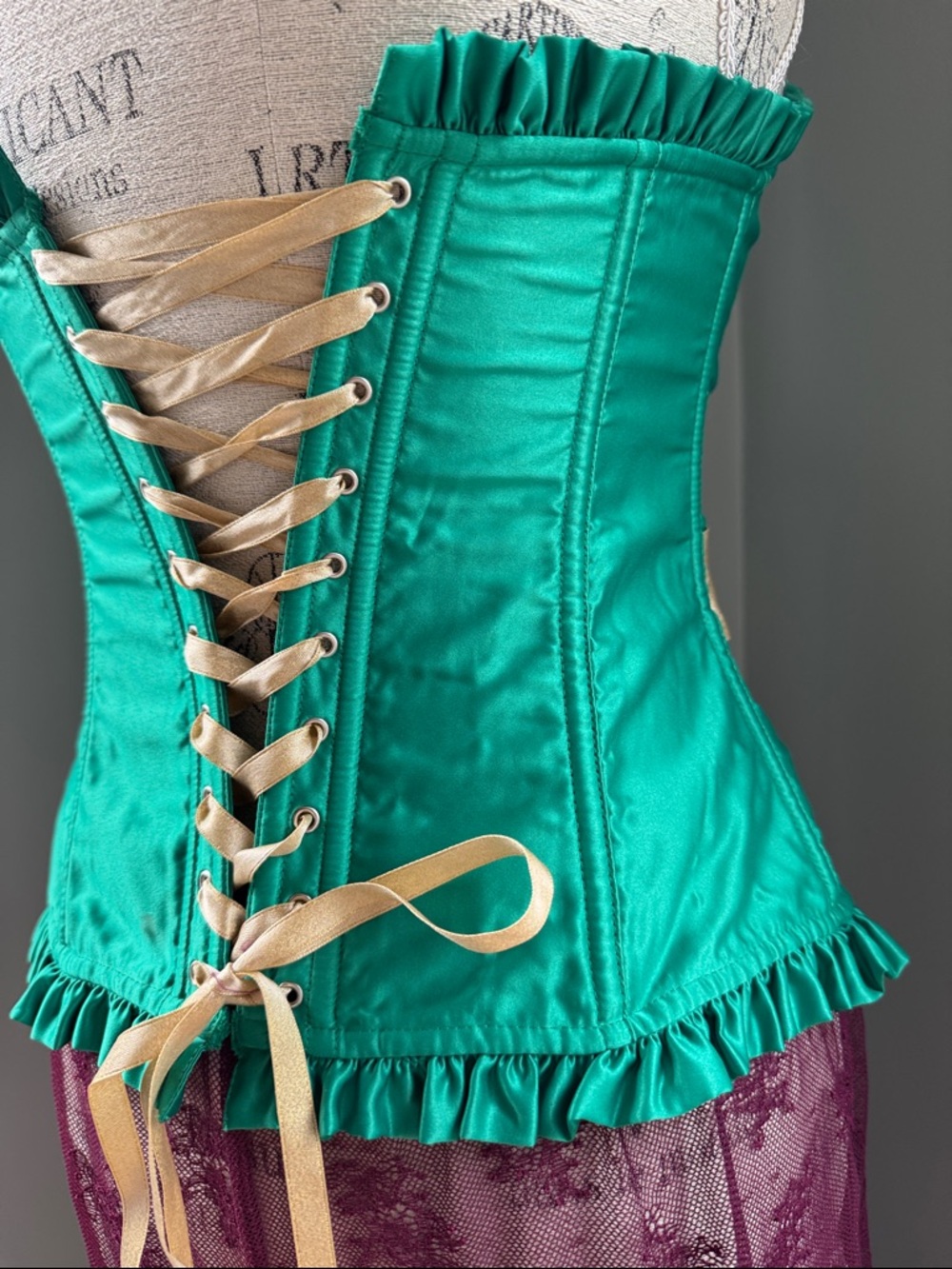 Victoria’s Secret Emerald Green corset ruffles boning metallic gold ribbon Med - Picture 5 of 11